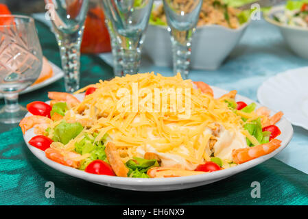 Caesar Salat mit Garnelen in einer Platte Stockfoto