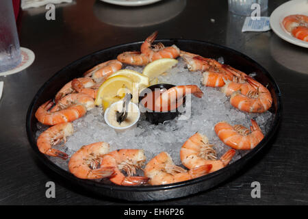 Schälen Sie und Essen Sie Garnelen Garnelen auf Eis Stockfoto