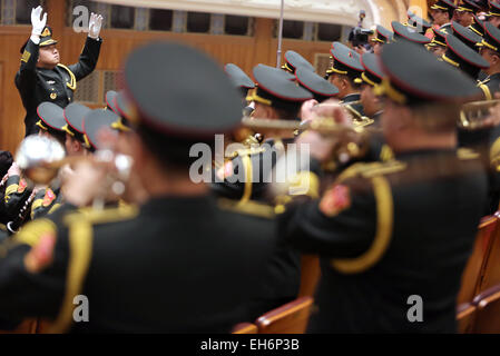 Peking, China. 3. März 2015. Chinas nationale Militärkapelle spielt die Nationalhymne bei der Eröffnungssitzung des jährlichen Chinesen Beratenden Konferenz (CPPCC) in der großen Halle des Volkes in Peking am 3. März 2015 statt. Unbeeindruckt von den Druck auf des Landes Verlangsamung Wirtschaft, chinesische Führer zu weiteren Bemühungen zu helfen, wirtschaftliche Reformen voraus zugesagt. © Stephen Rasierer/ZUMA Draht/Alamy Live-Nachrichten Stockfoto