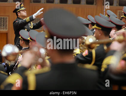 Peking, China. 3. März 2015. Chinas nationale Militärkapelle spielt die Nationalhymne bei der Eröffnungssitzung des jährlichen Chinesen Beratenden Konferenz (CPPCC) in der großen Halle des Volkes in Peking am 3. März 2015 statt. Unbeeindruckt von den Druck auf des Landes Verlangsamung Wirtschaft, chinesische Führer zu weiteren Bemühungen zu helfen, wirtschaftliche Reformen voraus zugesagt. © Stephen Rasierer/ZUMA Draht/Alamy Live-Nachrichten Stockfoto