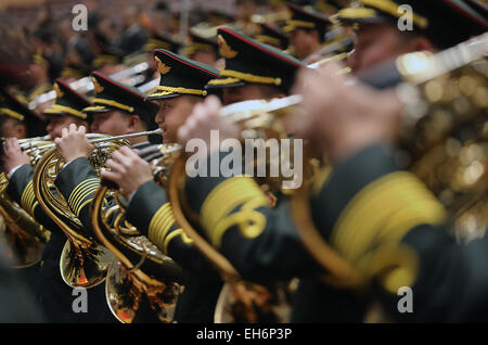 Peking, China. 3. März 2015. Chinas nationale Militärkapelle spielt die Nationalhymne bei der Eröffnungssitzung des jährlichen Chinesen Beratenden Konferenz (CPPCC) in der großen Halle des Volkes in Peking am 3. März 2015 statt. Unbeeindruckt von den Druck auf des Landes Verlangsamung Wirtschaft, chinesische Führer zu weiteren Bemühungen zu helfen, wirtschaftliche Reformen voraus zugesagt. © Stephen Rasierer/ZUMA Draht/Alamy Live-Nachrichten Stockfoto