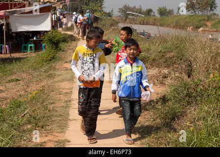 Eine Gruppe von Kindern in Asien, jungen im Alter von 12 Jahren, Inle Lake Village, Myanmar (Burma), Asien Stockfoto