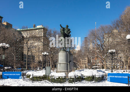 George Washington Reiterstandbild am Union Square in New York City mit Empire State Building im Hintergrund Stockfoto