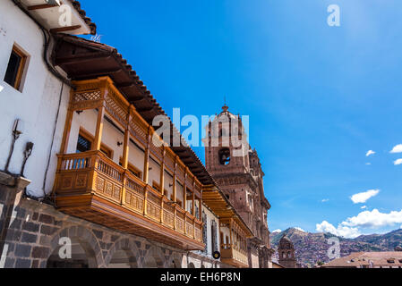 Balkone und die Kirche der Gesellschaft Jesu auf der Plaza de Armas in Cusco, Peru Stockfoto