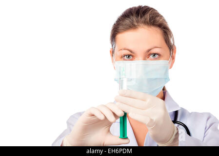 Arzt, trug eine Maske und Handschuhe mit Spritze Stockfoto