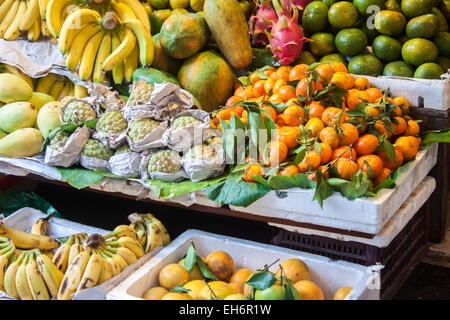 Banane, Custard Apple, Mandarin, Drachenfrucht und Otherfruits auf einem Obstmarkt in Vietnam Stockfoto