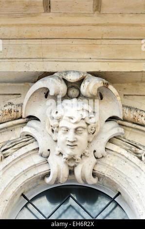 Architektonische Ornamente in Form von einem Faun und Satyr, Rue des Archives, Paris Stockfoto