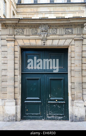 Entree zu einem Innenhof im Marais Viertel von Paris. Stockfoto