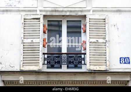 Holzschuhe schmücken ein Fenster im Marais Viertel von Paris. Stockfoto