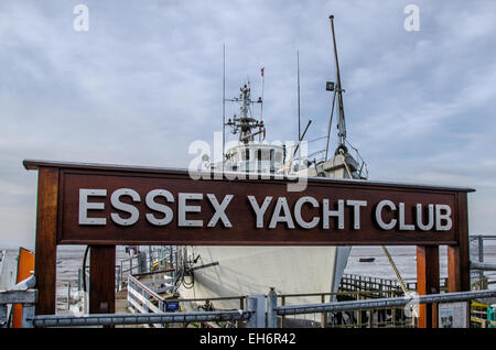 Die HMS Wilton war ein Prototyp der Küstenminensuchmaschine für die Royal Navy und ist heute das Clubhaus des Essex Yacht Club in Chalkwell, Großbritannien Stockfoto