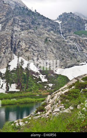 Teich in der Nähe von Hamilton Lake in der High Sierra, Sequoia und Kings Canyon National Parks, Kalifornien. Stockfoto