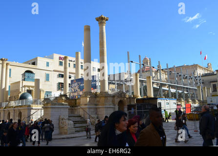 Malta, Valletta. So viel Geschichte auf dieser Insel, die sogar die Kabinette antiken Säulen in einem neuen Gebäude hat. Stockfoto