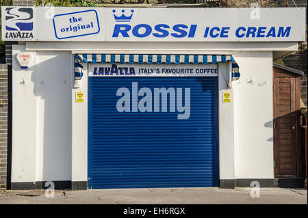 Rossi Eis ist eine Firma, die Eis in Southend-on-Sea, Essex. Rossi besitzt mehrere Eisdielen in der Stadt. Kiosk mit Verschluss Stockfoto