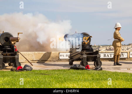 Die Mittagshitze Kanone, die nur von der begrüssende Batterie, Upper Barracca Gardens, Valletta entfernt abgefeuert worden. Malta. Stockfoto