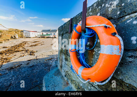 Lifering auf eine Hafenmauer Stockfoto