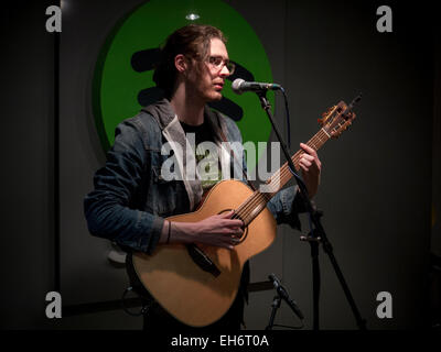 Singer Songwriter Hozier führt ein intimes Konzert im Spotify Büros Stockfoto