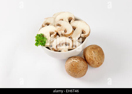 Schüssel mit in Scheiben geschnittenen frischen Champignons Stockfoto