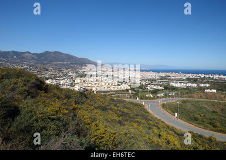Blick auf Fuengirola Küstenstadt, mit Bergen von Mijas hinter. Andalusien, Provinz Malaga, Costa Del Sol, Spanien. Stockfoto
