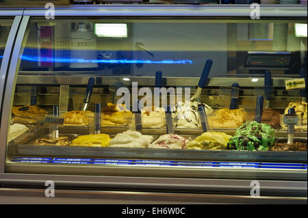 Eine große Auswahl an verschiedenen aromatisierte Eis auf den Verkauf in einer Gelateria, Rom, Italien. Stockfoto