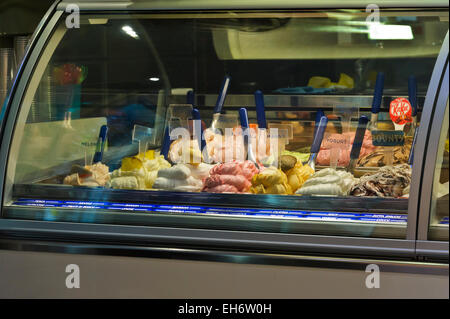 Eine große Auswahl an verschiedenen aromatisierte Eis auf den Verkauf in einer Gelateria, Rom, Italien. Stockfoto