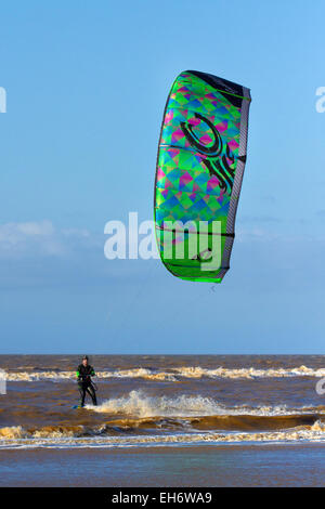 Ainsdale, Southport, England. 8. März 2015. UK-Wetter: Richard Postthill Kiteboarding auf die Ebbe Flut an einem hellen sonnigen Nachmittag nach Regen am Morgen.  Besucher auf den Strand und genießen Sie eine Reihe von Aktivitäten im Höhenweg warmen Wetter.  Bildnachweis: Mar Photographics/Alamy Live-Nachrichten Stockfoto