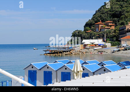 Ein Blick auf den Strand und das Baden-Hütte von Capo Noli, Italien Stockfoto