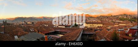 Rote Dächer in einer historischen Gegend von Cuzco, Peru Stockfoto