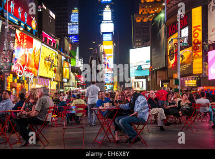 New York, Broadway. Menschen auf der Straße. Times Square bei Nacht mit vielen Lichtern und Werbung Schilder Stockfoto