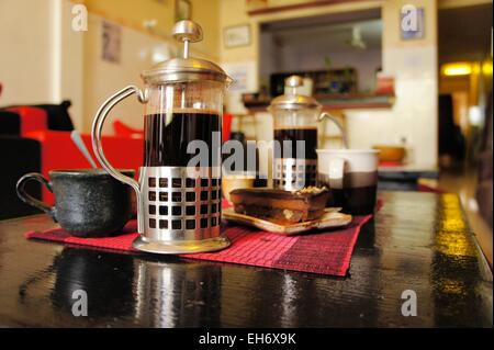 Französische Presse Kaffeemaschine mit Tasse Stockfoto