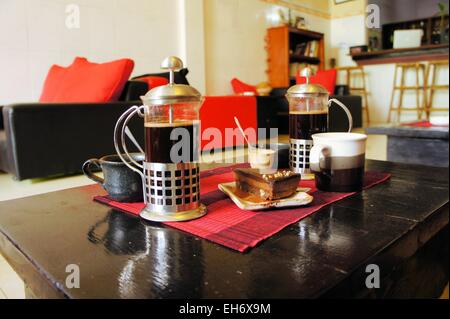 Französische Presse Kaffeemaschine mit Tasse Stockfoto