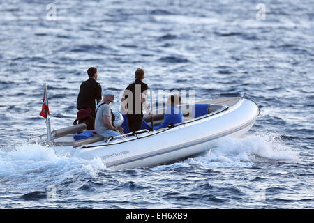 Rihanna kommt im Hotel Du Cap-Eden-Roc für Getränke während ihres Urlaubs in Südfrankreich. Der Popstar, der alle Lächeln war, entdeckte barfuß auf der Anklagebank, wie sie ihre Fersen in der Hand hielt. Mitwirkende: Rihanna wo: Cannes, Frankreich bei: 03 Stockfoto