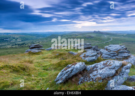 Blick vom Rippon Tor in Richtung Haytor Rocks, Dartmoor National Park, Ilsington, Devon, England, Vereinigtes Königreich, Europa Stockfoto