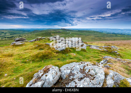 Blick vom Rippon Tor in Richtung Haytor Rocks, Dartmoor National Park, Ilsington, Devon, England, Vereinigtes Königreich, Europa Stockfoto