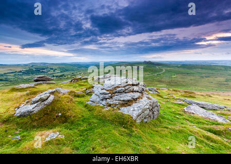 Blick vom Rippon Tor in Richtung Haytor Rocks, Dartmoor National Park, Ilsington, Devon, England, Vereinigtes Königreich, Europa Stockfoto