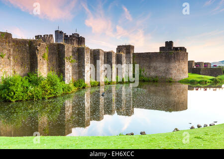 Caerphilly Castle (Castell Caerffili), einer mittelalterlichen Burg, das Zentrum der Stadt Caerphilly in Südwales dominiert. Stockfoto