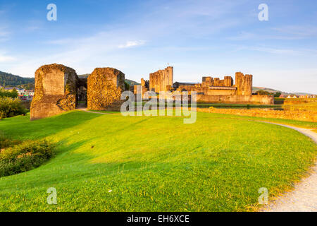 Caerphilly Castle (Castell Caerffili), einer mittelalterlichen Burg, das Zentrum der Stadt Caerphilly in Südwales dominiert. Stockfoto