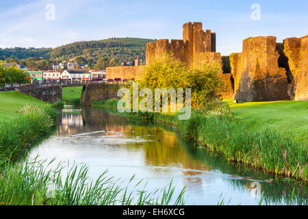 Caerphilly Castle (Castell Caerffili), einer mittelalterlichen Burg, das Zentrum der Stadt Caerphilly in Südwales dominiert. Stockfoto