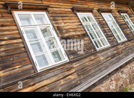 Fragment einer alten ländlichen russischen hölzerne Mauer mit windows Stockfoto