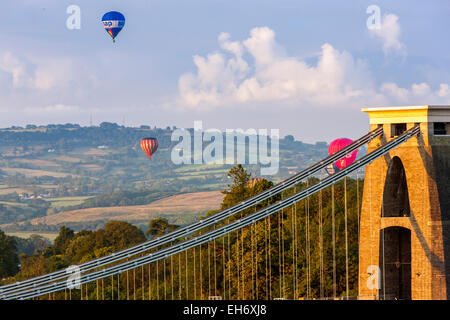 Heißluftballons über Clifton Suspension Bridge Teil von Bristol International Ballon Festival 2014, England, Vereinigtes Königreich Stockfoto