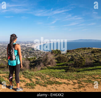 Wanderer im Topanga State Park blickt auf Santa Monica Bay Stockfoto