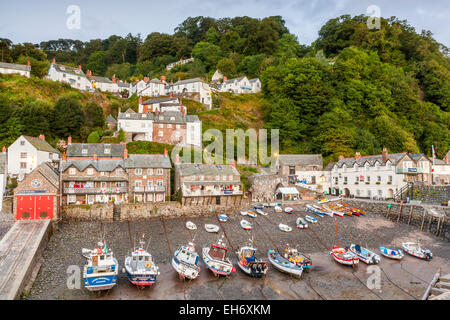 Angelboote/Fischerboote vertäut im Hafen von Clovelly, eine weltberühmte, Privatbesitz Fischerdorf in North Devon, England, USA Stockfoto