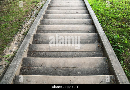 Alte Holztreppe gehen mit grünen Rasen auf Seiten Stockfoto