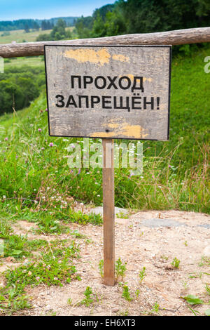 Alten Holzschild mit russischer Beschriftung bedeutet Durchgang steht am Rande der Schlucht nicht zulässig ist Stockfoto