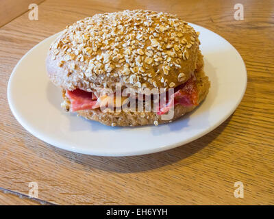 Guten Mittag Snack Schinken Sandwich in ein Malz-Brötchen Stockfoto