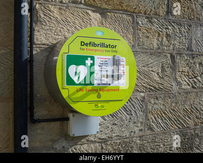 An der Wand befestigte Herz Defibrillator lebensrettende Ausrüstung für Herzstillstand mit Codeschloss für die öffentliche Nutzung. England-UK Stockfoto