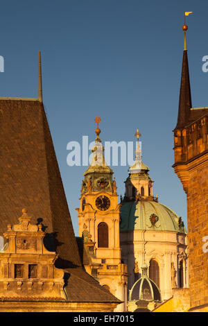 Sonnenaufgang auf der Karlsbrücke in Prag - Kathedrale des Heiligen Nikolaus. Stockfoto