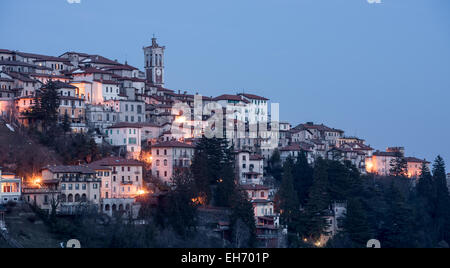 Antike Stadt Santa Maria Del Monte in Varese, Italien in der Nacht Stockfoto