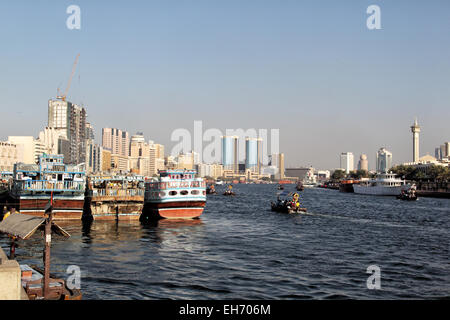 Hausboote, die Verankerung auf der Deira-Seite des Dubai Creek in Dubai, Vereinigte Arabische Emirate. Stockfoto