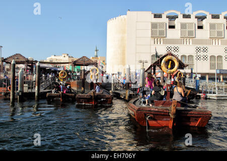 Abras, typische Fähren in Dubai, an der Bur Dubai-Wasser-Station auf der Bur Dubai Seite des Dubai Creek; Dubai, Vereinigte Arabische Stockfoto