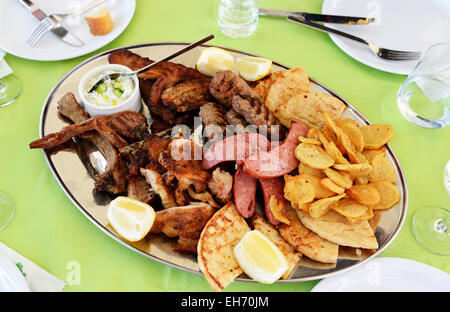 Traditionelle Speisen im Restaurant auf der Insel Santorini, Griechenland Stockfoto